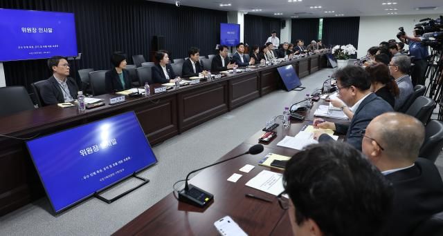 이한주 국정기획위원장이 17일 서울 종로구 정부서울청사에서 열린 우수인재 육성·유치·유출 대응 토론회에서 발언하고 있다 2025717 공동취재