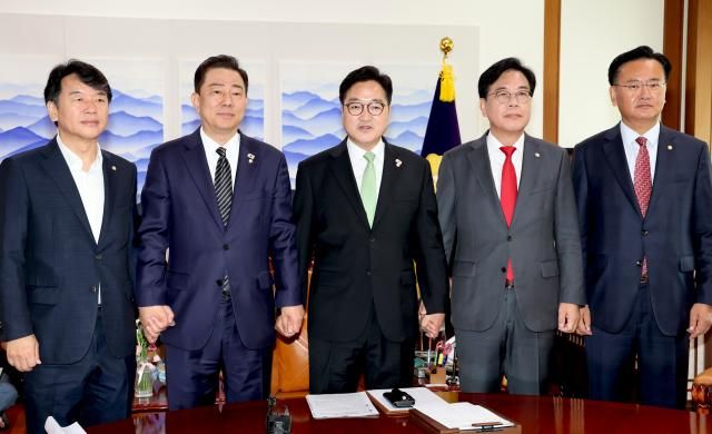 우원식 국회의장과 김병기 더불어민주당 당 대표 직무대행 겸 원내대표 국민의힘 송언석 비상대책위원장 겸 원내대표가 23일 서울 여의도 국회 국회의장실에서 회동을 갖고 기념 촬영하고 있다 왼쪽부터 더불어민주당 문진석 원내수석부대표 김병기 비대위원장 우 의장 송언석 비대위원장 국민의힘 유상범 원내수석부대표 사진연합뉴스