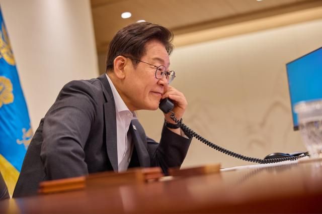 이재명 대통령이 지난 22일 용산 대통령실에서 타밈 빈 하마드 알사니 카타르 국왕과 통화를 하고 있다 사진연합뉴스