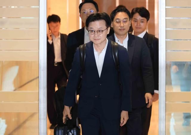 김정관 산업통상자원부 장관이 대미 통상 협상과 관련 23일 인천국제공항을 통해 미국 워싱턴으로 출국하고 있다 사진연합뉴스