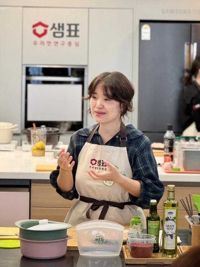 샘표 저속노화 쿠킹클래스에서 요리 시연을 하고 있는 장은실 맛있는책방 편집장 사진샘표