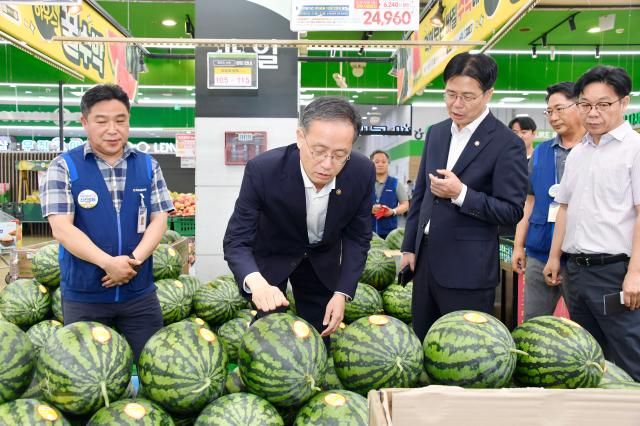 이형일 기획재정부 차관이 23일 서울 서초구 농협하나로마트에서 매장을 시찰하며 주요 농축산물 수급 현황과 생활 물가 동향을 점검하고 있다 사진기획재정부