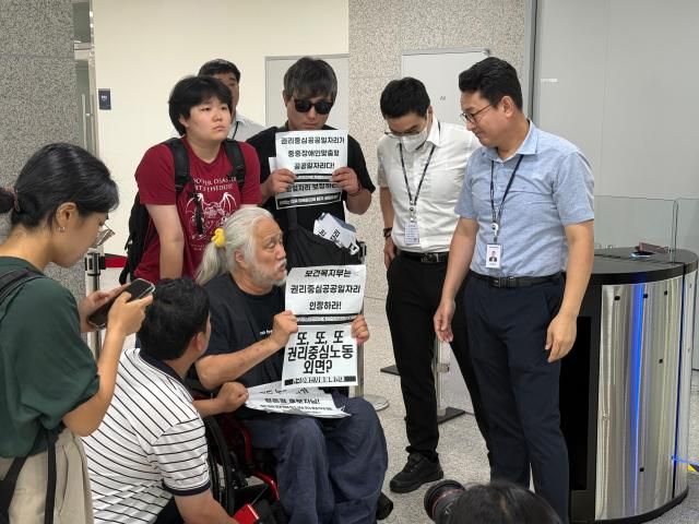 박경석 전장연 공동대표가 23일 국정기획위 내부로 진입을 시도하다 제지당하고 있다사진송승현 기자