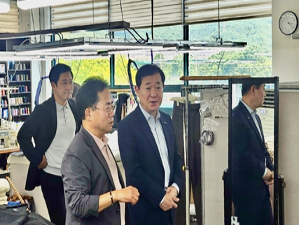 이태식 한국중소벤처기업유통원 대표이사가운데가 지난 22일 경기도 양주시 조인어패럴 본사를 방문했다 사진연합뉴스 