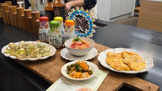 샘표 저속노화 쿠킹클래스에서 장은실 편집장이 시연한 네 가지 요리 왼쪽 끝부터 가지 카르파초 토마토 솥밥 양파 올리브 김치 닭고기전 사진김현아 기자