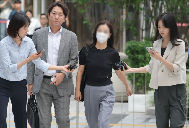 김건희 여사 일가 집사로 알려진 김예성씨 아내 정씨가 23일 오전 KT광화문빌딩에 마련된 민중기 특별검사팀 사무실에 출석하고 있다 사진연합뉴스