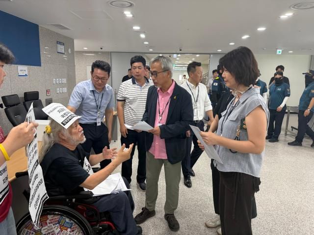 박경석 전장연 대표가 23일 이태호·서연희 위원에게 이한주 국정기획위원장과의 접견을 요구하고 있다사진송승현 기자