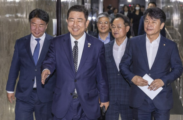  더불어민주당 김병기 당 대표 직무대행 겸 원내대표를 비롯한 원내지도부가 23일 국회에서 본회의 개회에 앞서 열린 의원총회에 입장하고 있다 사진연합뉴스