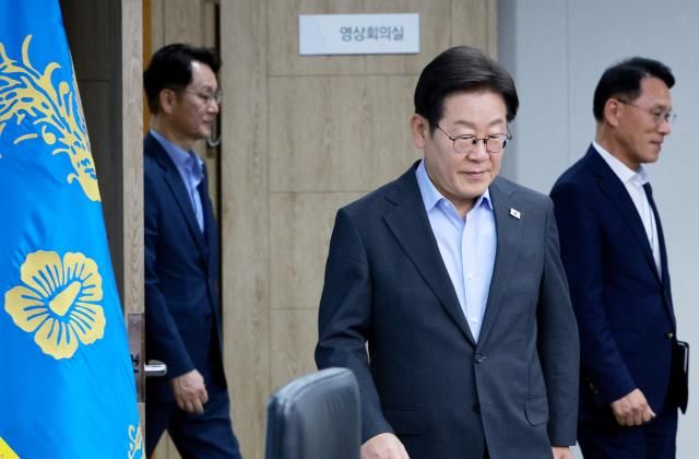 이재명 대통령이 24일 서울 용산 대통령실 청사에서 열린 5차 수석·보좌관 회의에 입장하고 있다 2025724 대통령실통신사진기자단