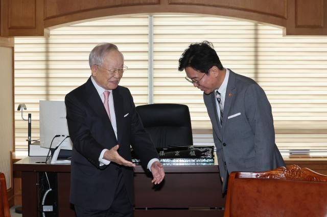 손경식 한국경영자총협회장왼쪽이 24일 서울 마포구 경총을 방문한 김영훈 고용노동부 장관을 맞이하고 있다 사진연합뉴스