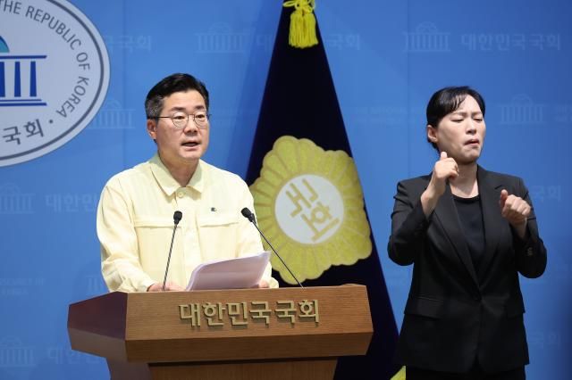 더불어민주당 대표 후보인 박찬대 의원이 24일 서울 여의도 국회 소통관에서 검찰개혁 등 현안 관련 기자회견을 하고 있다 사진연합뉴스