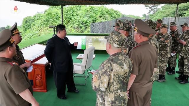 조선중앙통신은 24일 김정은 북한 국무위원장이 전날 인민군 대연합부대 포병구분대들의 사격훈련경기를 참관했다고 보도했다 사진연합뉴스