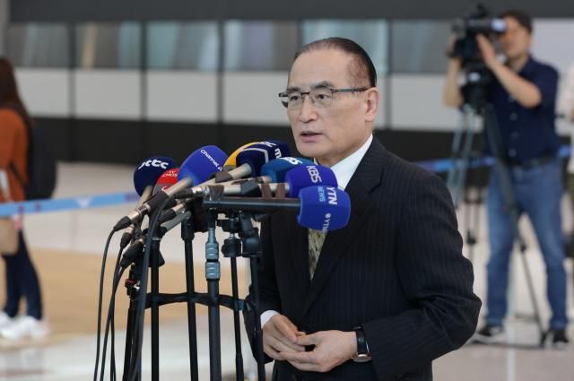 대미 관세 협상을 지원하기 위해 지난 20일 미국을 방문했던 위성락 국가안보실장이 24일 인천국제공항 제2여객터미널을 통해 귀국해 취재진의 질문에 답변하고 있다 2025724 공동취재