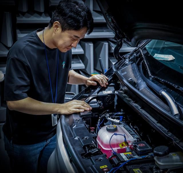 현대위아 연구원이 25일 경기도 의왕시 현대위아 열관리시험동에서 공조시스템 시험을 진행하고 있다 사진현대위아