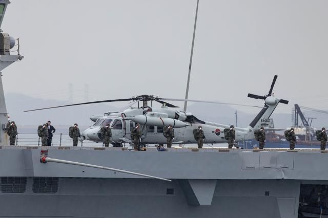 해군 대형수송함 마라도함LPH 비행갑판에 탑재된 해군 해상기동헬기 UH-60 사진유대길 기자