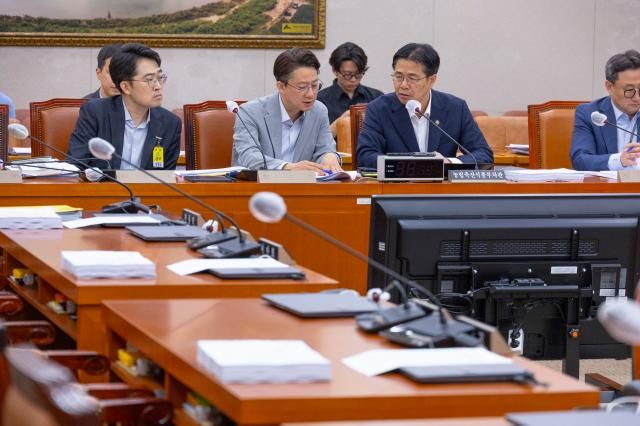 강형석 농림축산식품부 차관이 24일 국회에서 열린 농림축산식품해양수산위원회 법안심사소위원회에 출석해 관계자와 대화하고 있다 사진연합뉴스