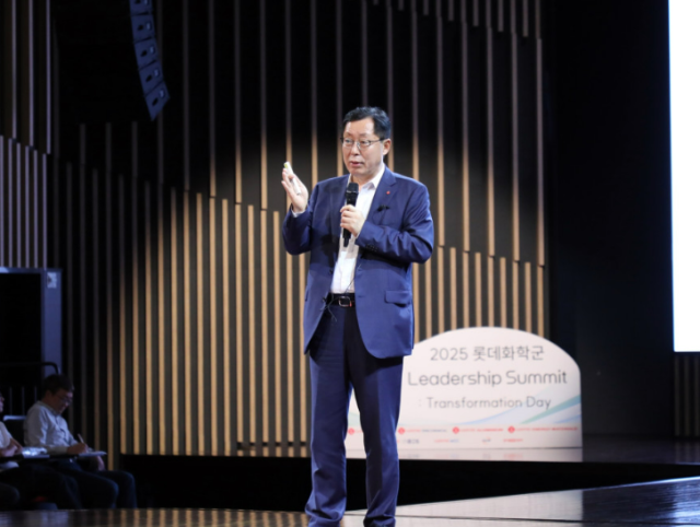 이영준 롯데화학군 총괄대표가 2025 Leadership Summit에서 관점의 혁신 선도를 강조하고 있다 사진롯데케미칼
