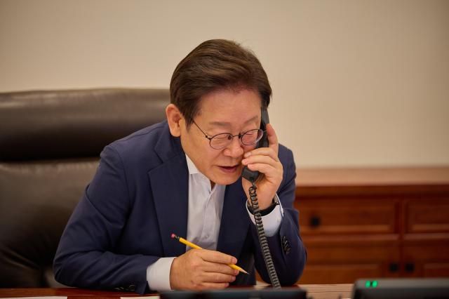 이재명 대통령이 23일 서울 용산 대통령실 청사 집무실에서 카심-조마르트 토카예프 카자흐스탄 대통령과 전화 통화를 하고 있다 2025723 대통령실 제공 재판매 및 DB 금지