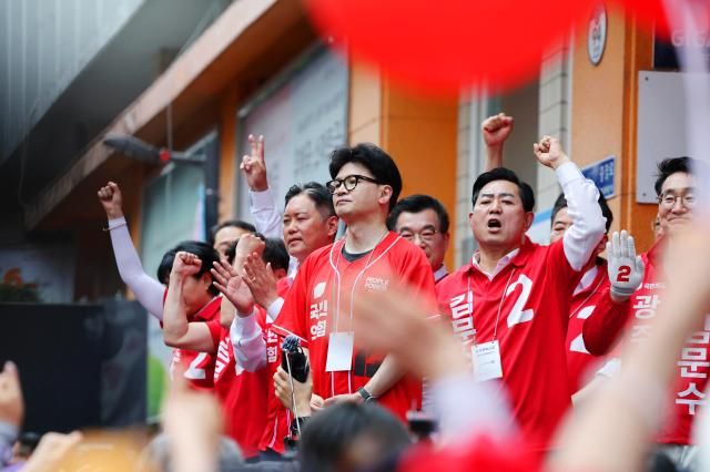 제21대 대통령선거 사전투표 첫날인 29일 오후 광주 동구 충장로우체국 앞에서 국민의힘 한동훈 전 대표가 유세하고 있다 사진연합뉴스