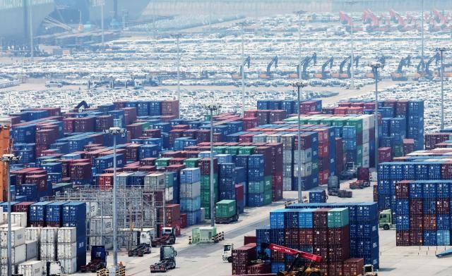 경기도 평택항에 컨테이너가 쌓여 있는 모습 사진연합뉴스