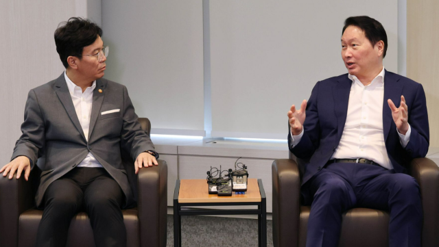 김영훈 고용노동부 장관과 최태원 대한상공회의소 회장이 24일 서울 중구 대한상의 회관에서 만나 면답하고 있다 사진대한상공회의소 