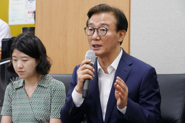 전재수 해양수산부 장관이 24일 정부세종청사에서 기자들과 질담을 나누고 있다 사진해양수산부