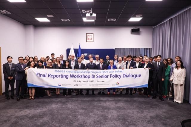 지난 21일 폴란드 바르샤바에서 개최된 ‘202425 한-폴란드 경제발전경험공유사업KSP 최종보고회 및 고위 정책 대화’에서 참석자들이 기념촬영을 하고 있다 사진번개장터