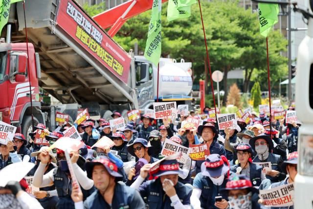 5일 오후 광주시청 앞에서 전국건설노동조합 광주·전남건설기계지부가 임금체불 대책 등을 촉구하는 총파업대회를 하고 있다 202575 전국건설노동조합 광주·전남건설기계지부 제공 재판매 및 DB 금지