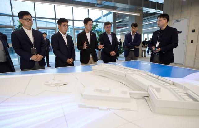 배경훈 과학기술정보통신부 장관이 24일 오전 세종특별자치시 네이버데이터센터 각 세종을 방문해 김유원 네이버클라우드 대표와 센터를 시찰하고 있다 사진과학기술정보통신부 