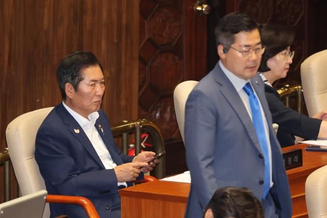 정청래 더불어민주당 당대표 후보가 23일 국회 본회의장에서 박찬대 당대표 후보를 바라보고 있다 사진연합뉴스