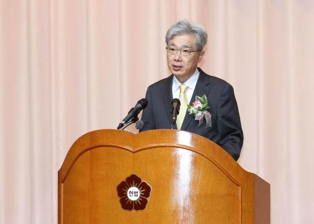 김상환 헌법재판소장이 24일 서울 종로구 헌법재판소에서 열린 취임식에서 취임사를 하고 있다 사진헌법재판소