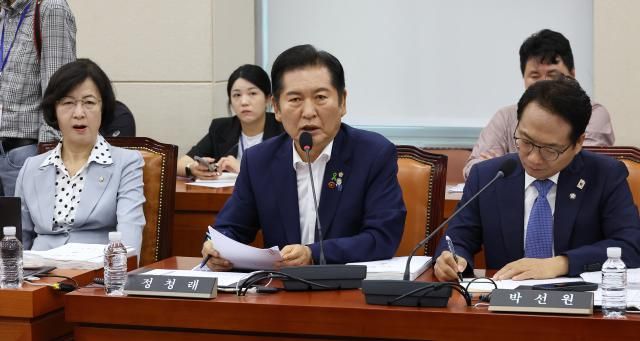 정청래 더불어민주당 의원이 지난 15일 국회 국방위원회에서 열린 안규백 국방부 장관 후보자 인사청문회에서 의사진행 발언을 하고 있다 사진연합뉴스