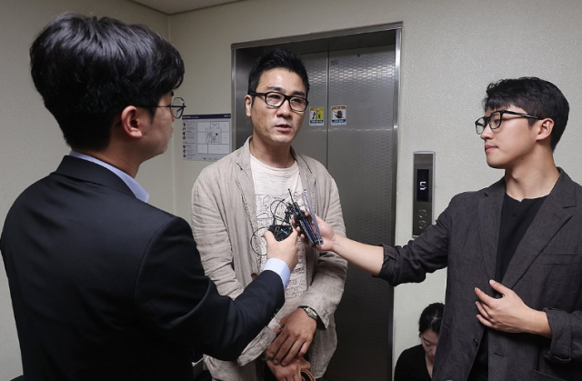 지난달 20일 이명현 특검 사무실 앞에서 입장 밝히는 전 해병 이씨 사진연합뉴스