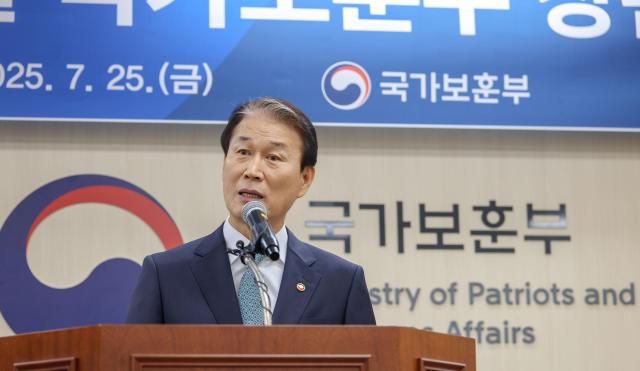 권오을 신임 국가보훈부 장관이 25일 정부세종청사에서 열린 취임식에서 취임사를 하고 있다사진연합뉴스