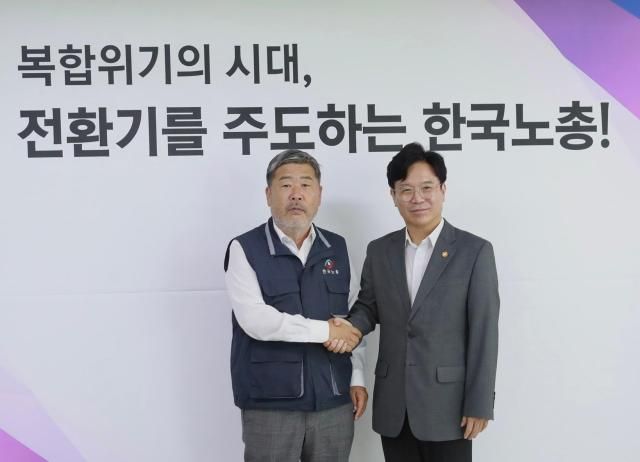 김영훈 고용노동부 장관사진 오른쪽이 25일 서울 여의도 한국노동조합총연맹을 찾아 김동명 한국노총 위원장사진 왼쪽과 기념촬영을 하고 있다 사진고용노동부