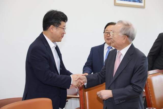 손경식한국경영자총협회 회장은 25일 안호영 국회 환경노동위원회 위원장을 면담했다 사진경총