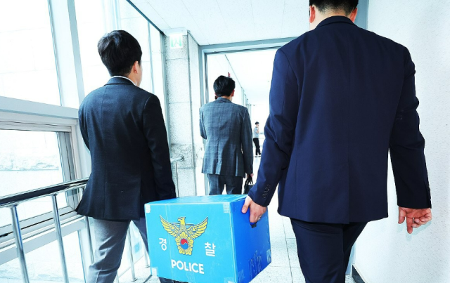 서울양평 고속도로 노선 변경과 관련한 특혜 의혹을 수사 중인 경찰이 지난 5월 16일 경기도 양평군청 압수수색을 마친 뒤 압수품을 옮기는 모습 사진연합뉴스