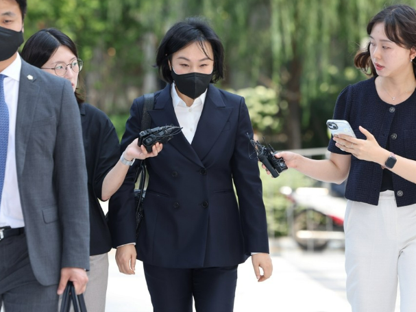 김건희 여사의 문고리 3인방으로 알려진 유경옥 전 행정관이 25일 서울 종로구 KT광화문빌딩에 마련된 김건희 여사 관련 의혹을 수사 중인 민중기 특별검사팀 사무실에 출석하고 있다 사진연합뉴스