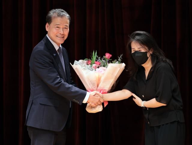 김영호 통일부 장관이 25일 서울 종로구 정부서울청사 별관에서 열린 이임식에서 꽃다발을 받고 있다사진연합뉴스