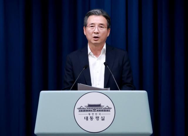 김용범 대통령실 정책실장이 25일 서울 용산 대통령실 청사에서 이날 강훈식 대통령비서실장 주재로 열린 통상대책회의 관련 브리핑을 하고 있다사진연합뉴스