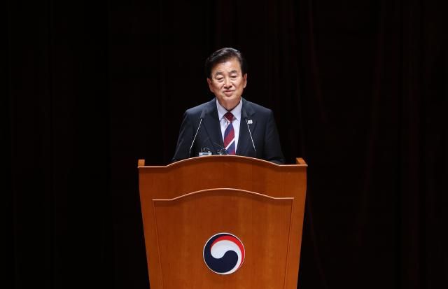 정동영 신임 통일부 장관이 25일 서울 종로구 정부서울청사 별관에서 열린 취임식에서 취임사를 하고 있다 사진연합뉴스