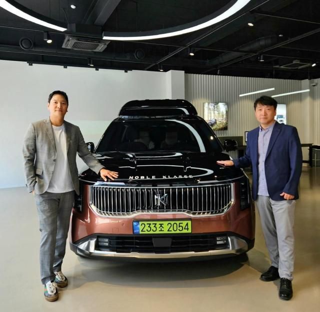 지난 24일 성수동 소재 차봇 모빌리티 쇼룸에서 진행된 협약식 현장 왼쪽부터 강병희 차봇 모빌리티 부대표 윤덕신 케이씨 모터스 본부장 사진차봇 모빌리티