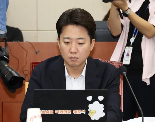 이준석 개혁신당 의원이 지난 7일 서울 여의도 국회에서 열린 과학기술정보방송통신위원회 전체회의에 참석해 자료를 살피고 있다 사진연합뉴스