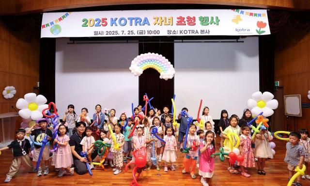 코트라는 7월 25일 서울 염곡동 본사에서 직원 자녀 51명이 참석하는 임직원 자녀 초청행사를 개최했다 행사에 참석한 임직원 자녀들이 기념 촬영을 하고 있다 사진코트라