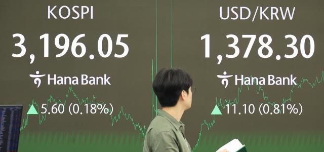  25일 서울 중구 하나은행 본점 딜링룸 모습 사진연합뉴스