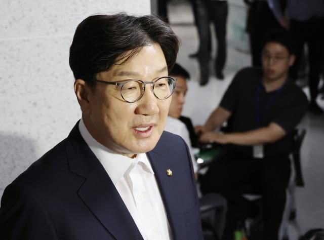 권성동 국민의힘 의원이 18일 서울 여의도 국회 의원회관 자신의 의원실로 들어서며 압수수색 관련 입장을 밝히고 있다 사진연합뉴스