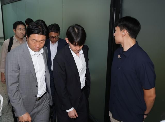 김건희 여사의 의혹들을 수사하는 민중기 특별검사팀 관계자들이 25일 서울 서초구 아크로비스타 내 김 여사의 코바나컨텐츠 사무실 압수수색을 마친 뒤 철수하고 있다 사진연합뉴스