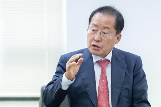 홍준표 국민의힘 대선 경선후보가 22일 오후 서울 여의도 대하빌딩 선거캠프 사무실에서 아주경제와 인터뷰를 하고 있다 20250422사진유대길 기자 dbeorlf123ajunewscom