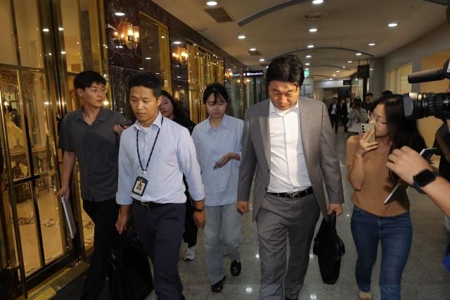 김건희 여사의 의혹을 수사하는 민중기 특별검사팀 관계자들이 25일 서울 서초구 아크로비스타 내 김 여사의 코바나컨텐츠 사무실 압수수색을 마친 뒤 철수하고 있다 사진연합뉴스