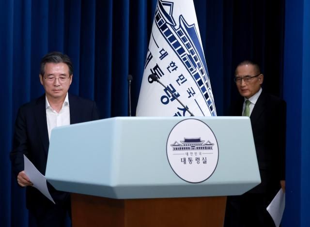 김용범 대통령실 정책실장왼쪽과 위성락 국가안보실장이 25일 서울 용산 대통령실 청사에서 이날 강훈식 대통령 비서실장 주재로 열린 통상대책회의 관련 브리핑을 하기 위해 브리핑실에 입장하고 있다 사진연합뉴스